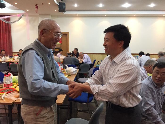 副董事长刘昌胜与老教师亲切握手