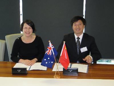 IHBI所长Patsy Yates女士与bevictor伟德经理刘昌胜在协议签署现场