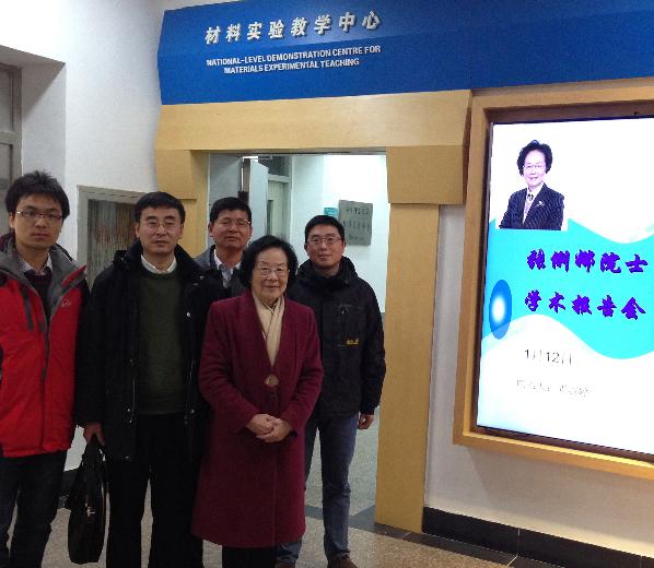 访问期间与bevictor伟德教师合影